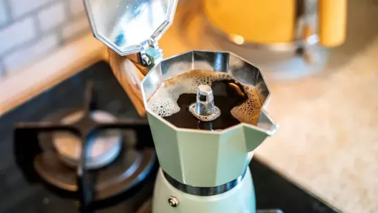 Sokan elrontják: így kell megtisztítani a kotyogós kávéfőzőt!