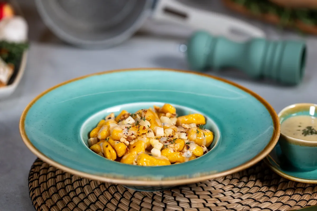 Sütőtökös gnocchi körtével, gorgonzolaszósszal és pirított dióval