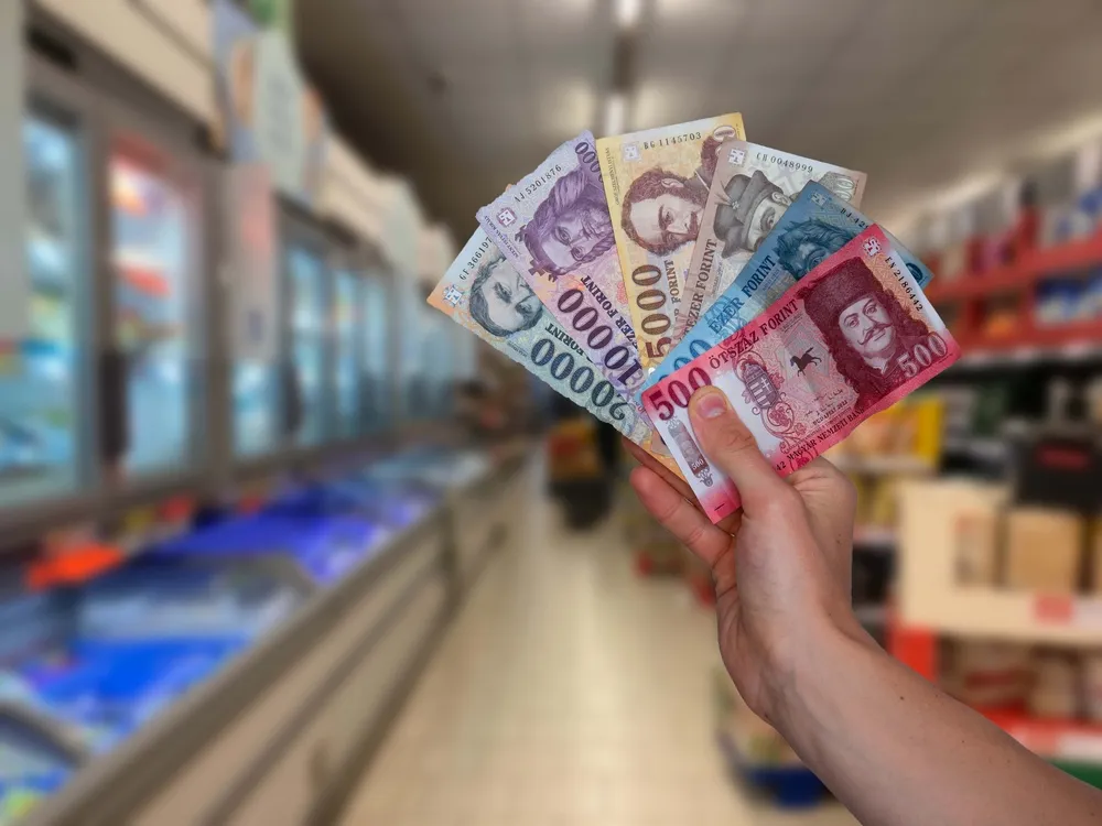 2026 februárjáig meghosszabbítják az árréscsökkentést, és még több élelmiszer – köztük sajtok, gyümölcsök és bébiételek – is bekerül a kedvezményes körbe