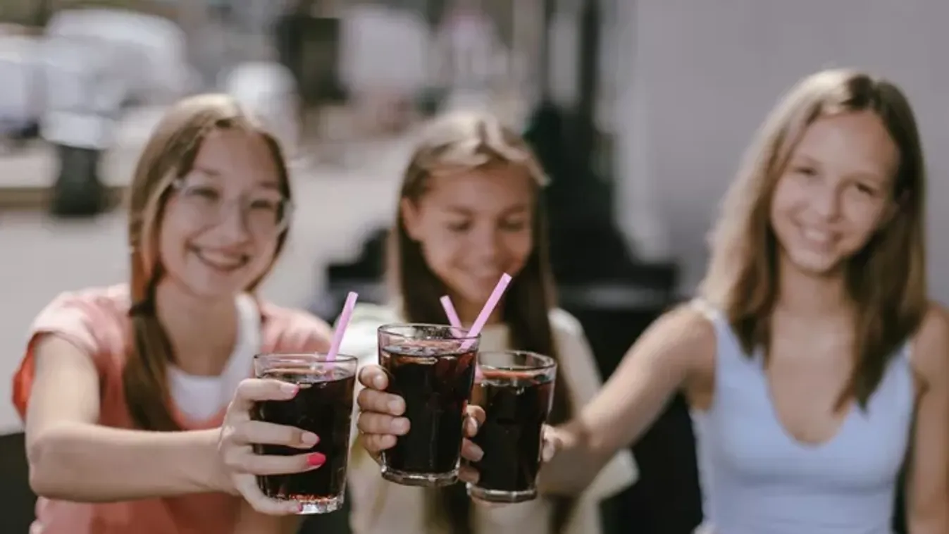 Döbbenetes, mennyi időt vesz el az életedből, ha rendszeresen iszol kólát