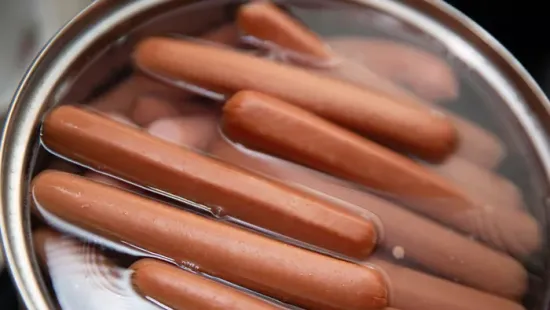 Soha többet nem reped szét a virsli, ha így főzöd meg!