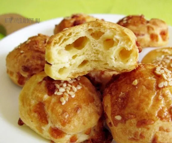 Hajtogatott sajtos pogácsa (hűtőben kelesztett)