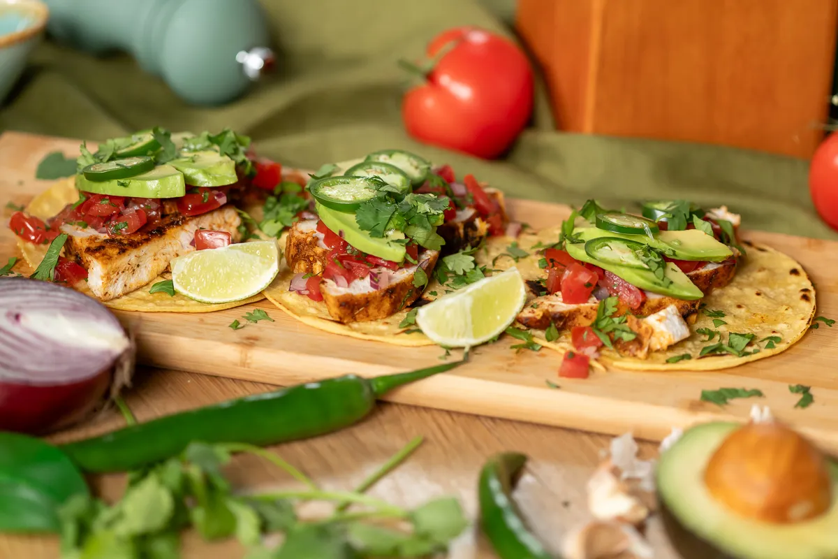 A csirkés taco népszerű street food étel, amit otthon is egyszerűen elkészíthetsz