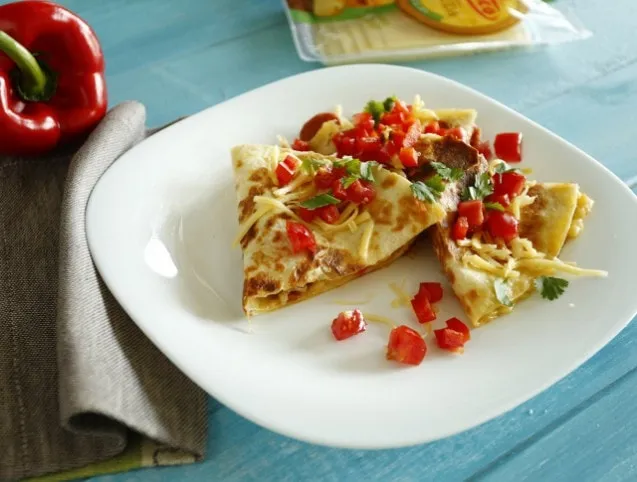 Sajtos-grillkolbászos quesadilla, frico