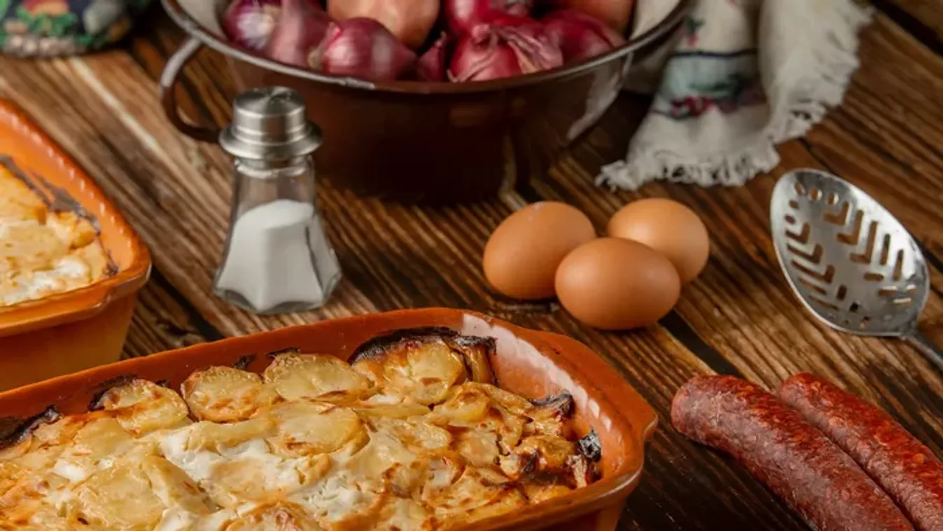 Így lesz még finomabb a rakott krumpli, ezt használd tejföl helyett