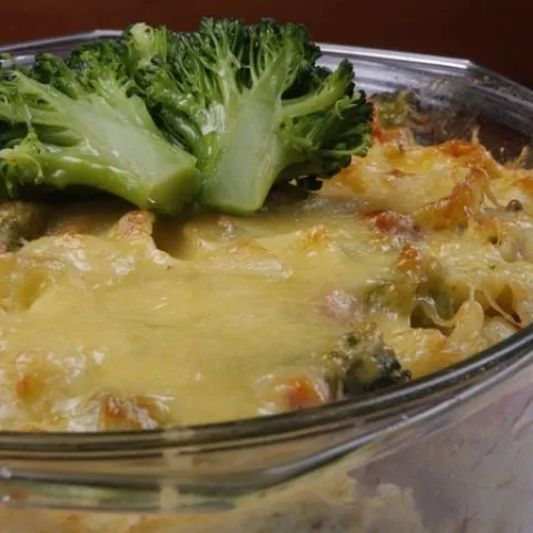 Brokkolis-sonkás tészta csőben sütve