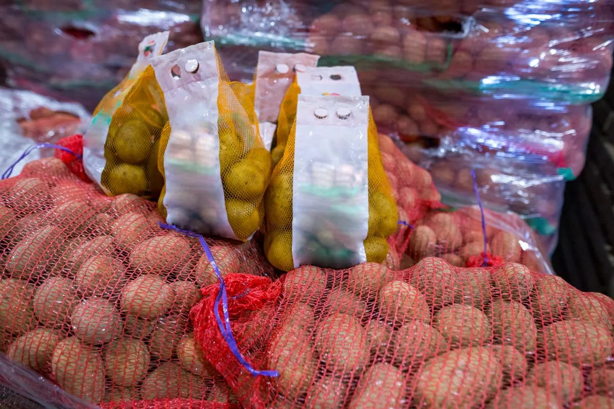 Burgonya ára: egy üzletben hálós zsákokban áll a burgonya