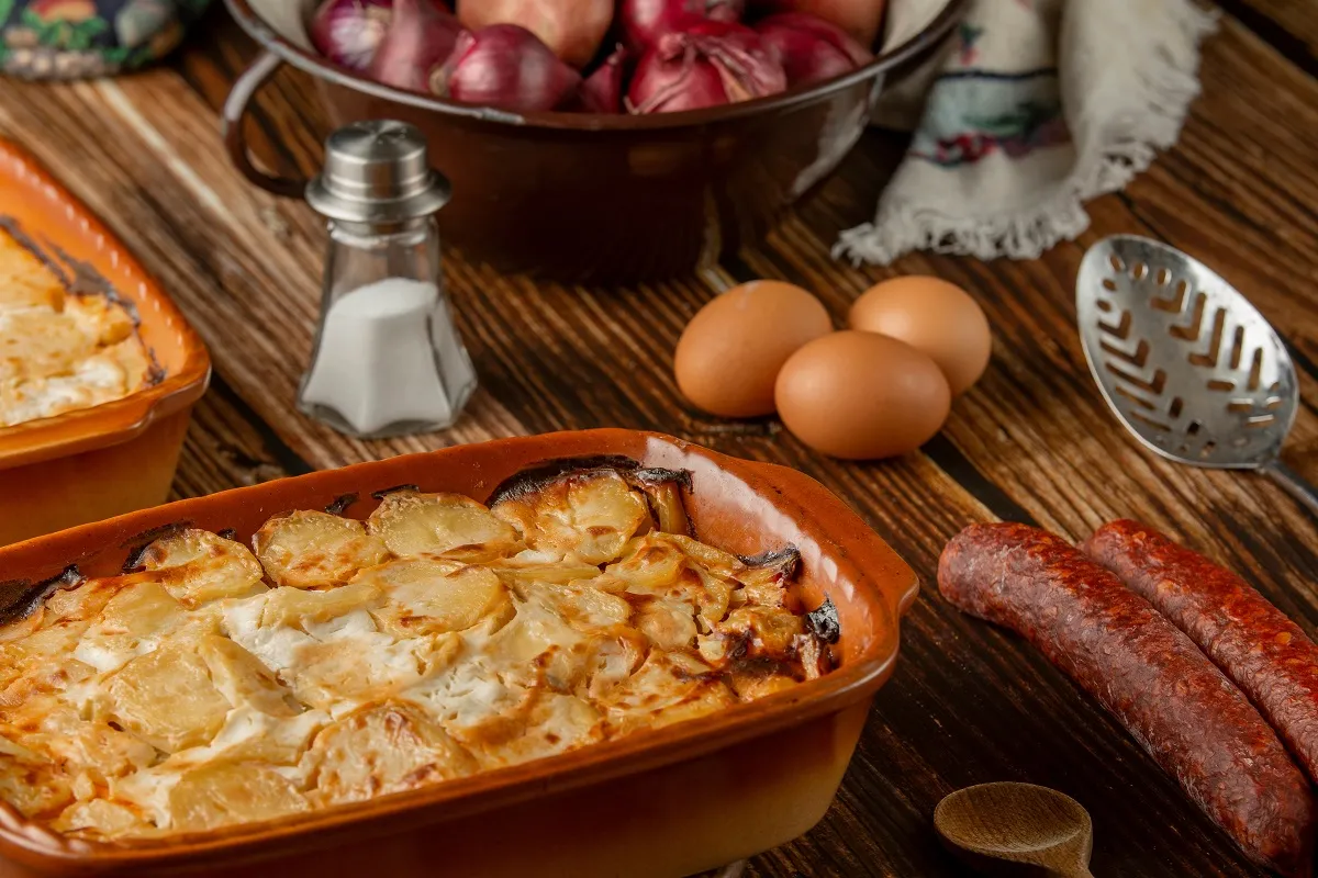 Ha tejföl helyett besamellel készíted a rakott krumplit, még finomabb lesz