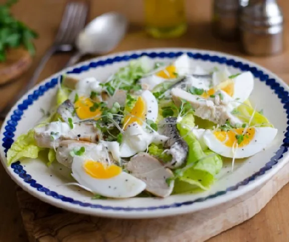Csirkehúsos saláta főtt tojással