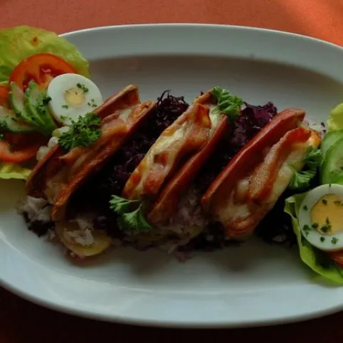 Szalonnás-sajtos töltött virsli