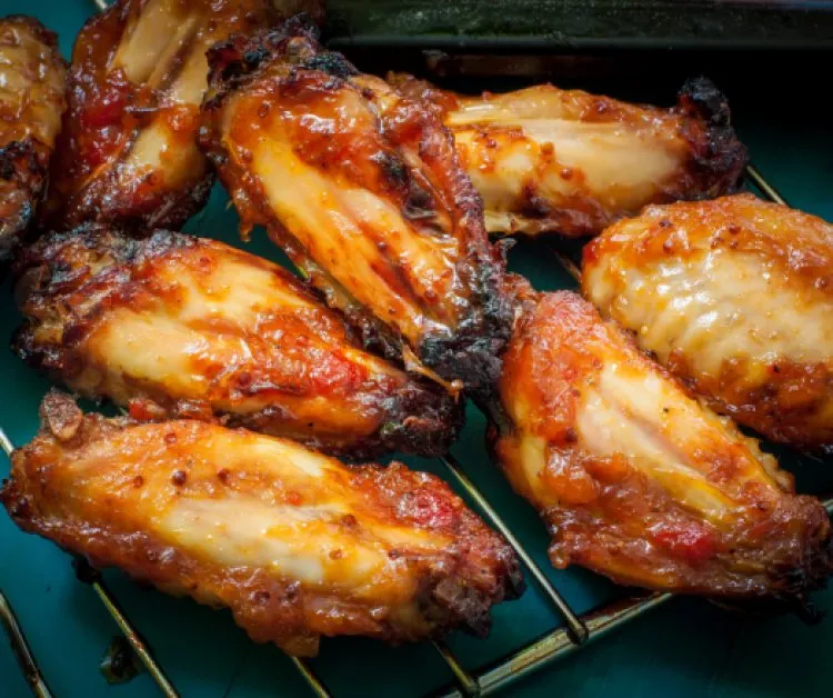 Tiszta Amerika! Íme az eredeti ragacsos csirkeszárny receptje