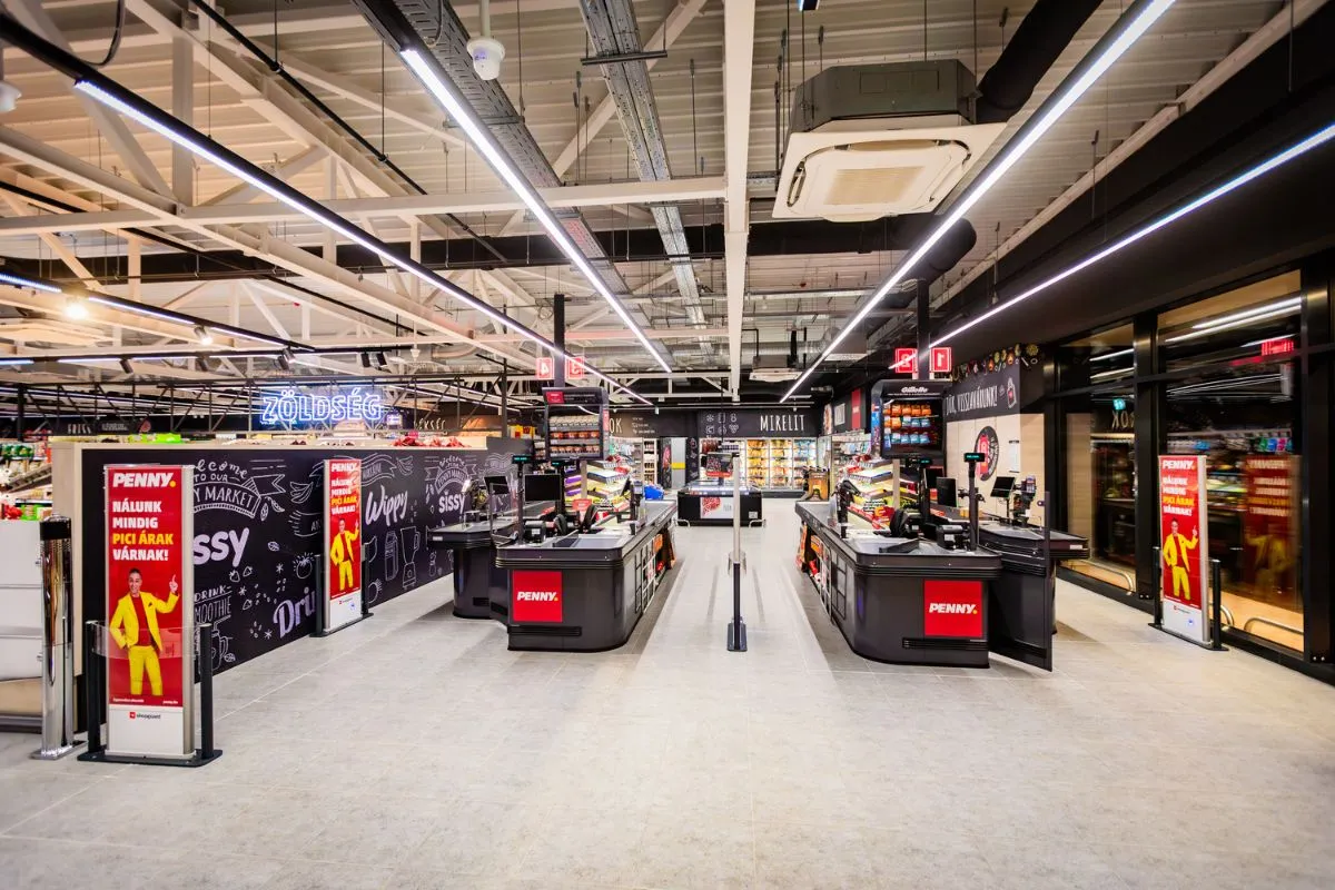 Üres Penny Market belülről