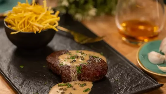 Fantasztikus ünnepi étel a filet mignon, az omlós és puha steak zöldbors mártással