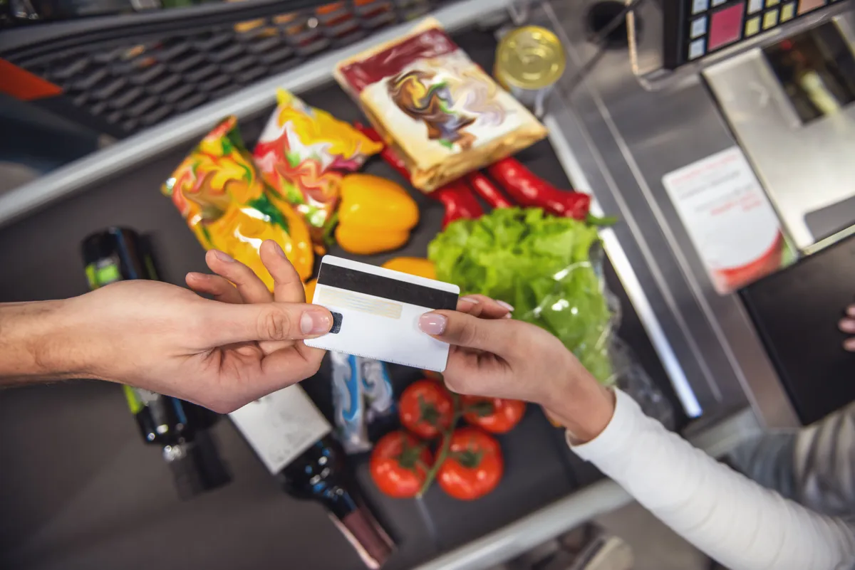 Megint használható a SZÉP-kártya a bolti vásárlások során, de csak hideg élelmiszerre