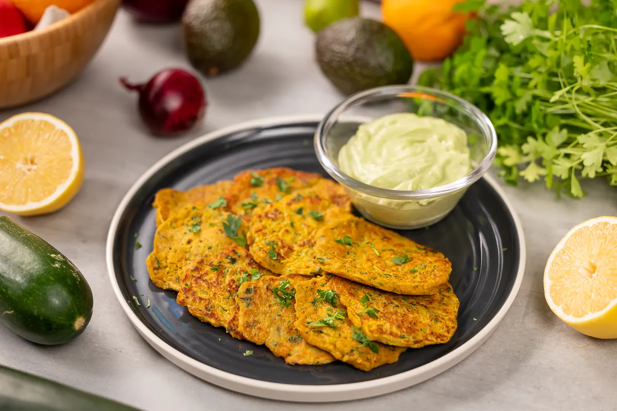 Vegán zöldséges palacsinta avokádós mártogatóssal 