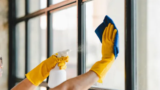 Nem a tisztítószeren múlik a siker – így lesz ragyogó és csíkmentes az ablaküveg