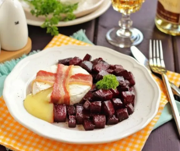 Sült camembert sült céklával