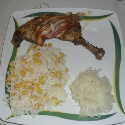 Szalonnás csirkecomb kukoricás rizzsel és káposztasalátával