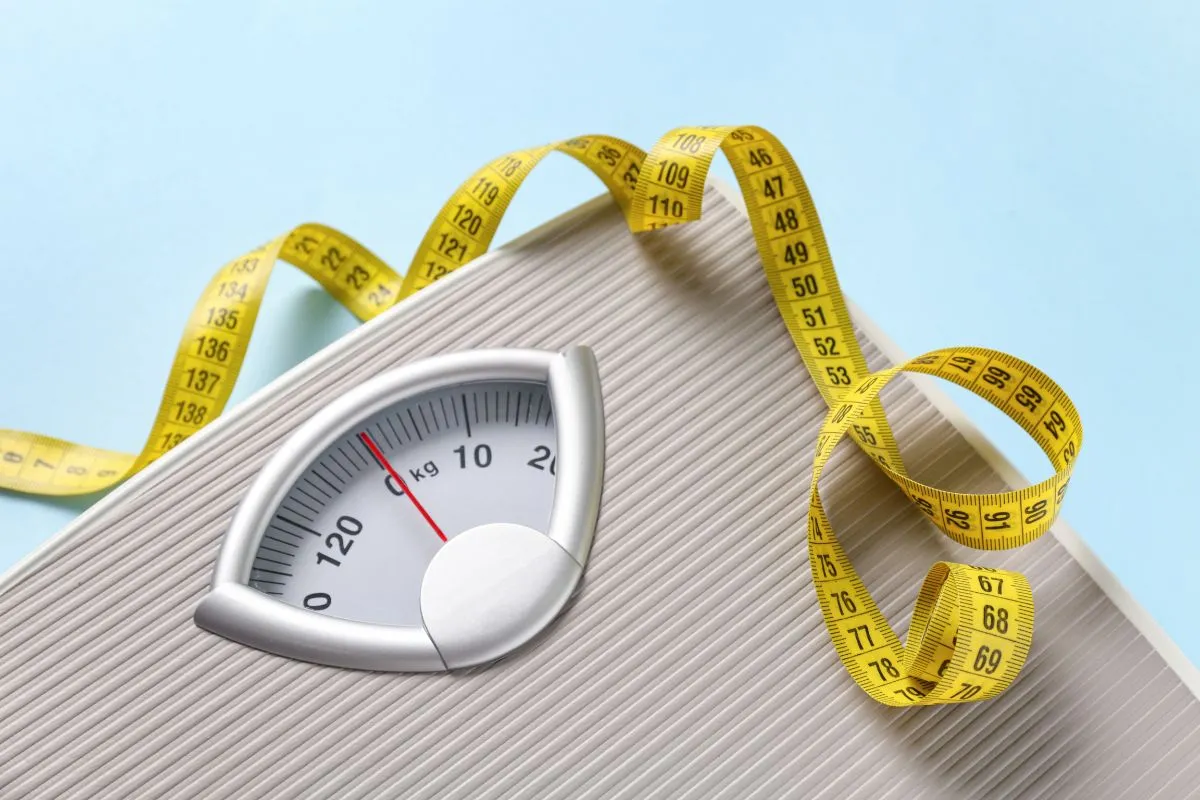 Mérleg és centi, a fogyás méréséhez szükséges eszközök