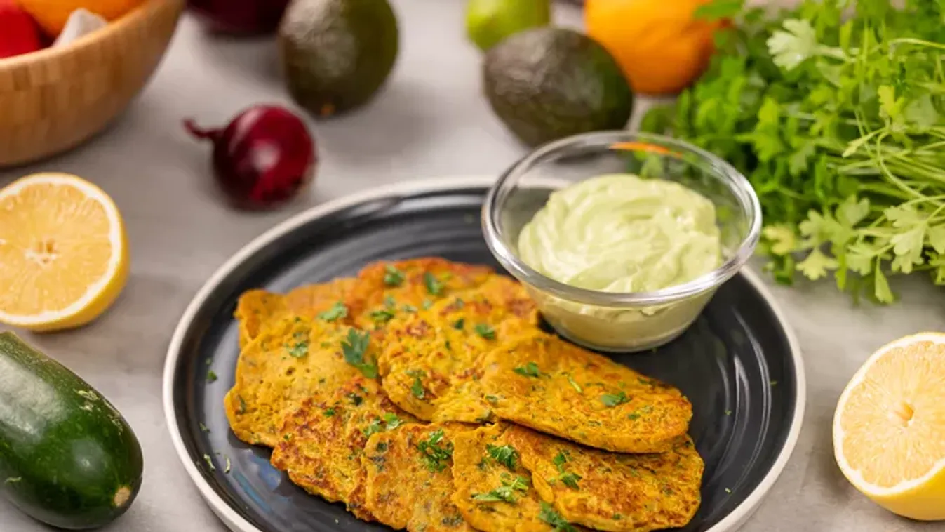 Vegán zöldséges palacsinta avokádós mártogatóssal