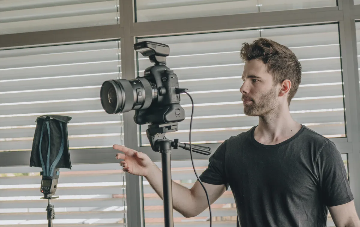 Őzse Attila ételfotós az, akinél ez a két szenvedély találkozott, nem is akárhogyan: a gépészműhelyből egészen a legnevesebb éttermek konyhájáig jutott el