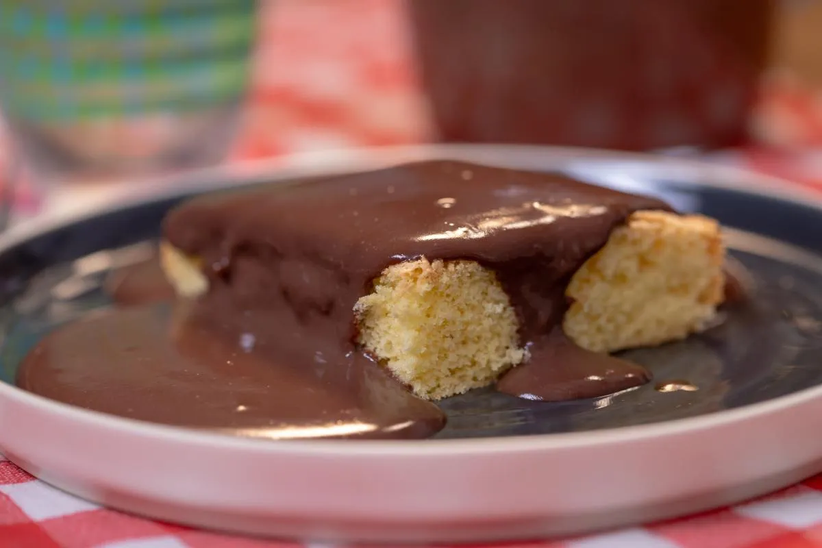 Menzás piskótakocka csokiöntettel: tányéron a piskótakocka, rajta csokiöntet