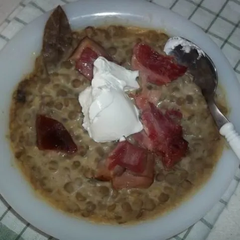 Tejfölös lencsefőzelék csülökkel