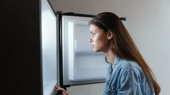 Éjszaka a hűtőajtót nyitogatod? Nem is gondolnád, mi állhat a háttérben