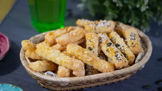 Megállás nélkül csipegethető sajtos rudak és sós ropogósok