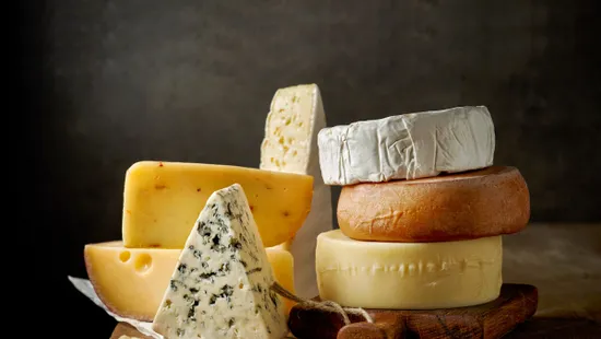 Jó hír a sajtimádóknak: a diéta alatt is belefér