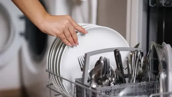 Nem mindegy, mi hova kerül! Így kell helyesen bepakolni a mosogatógépet