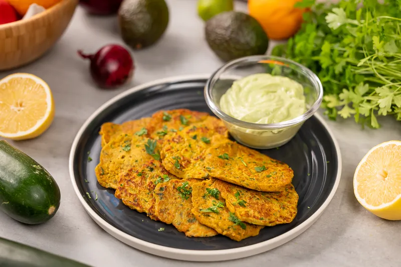 Vegán zöldséges palacsinta avokádós mártogatóssal 