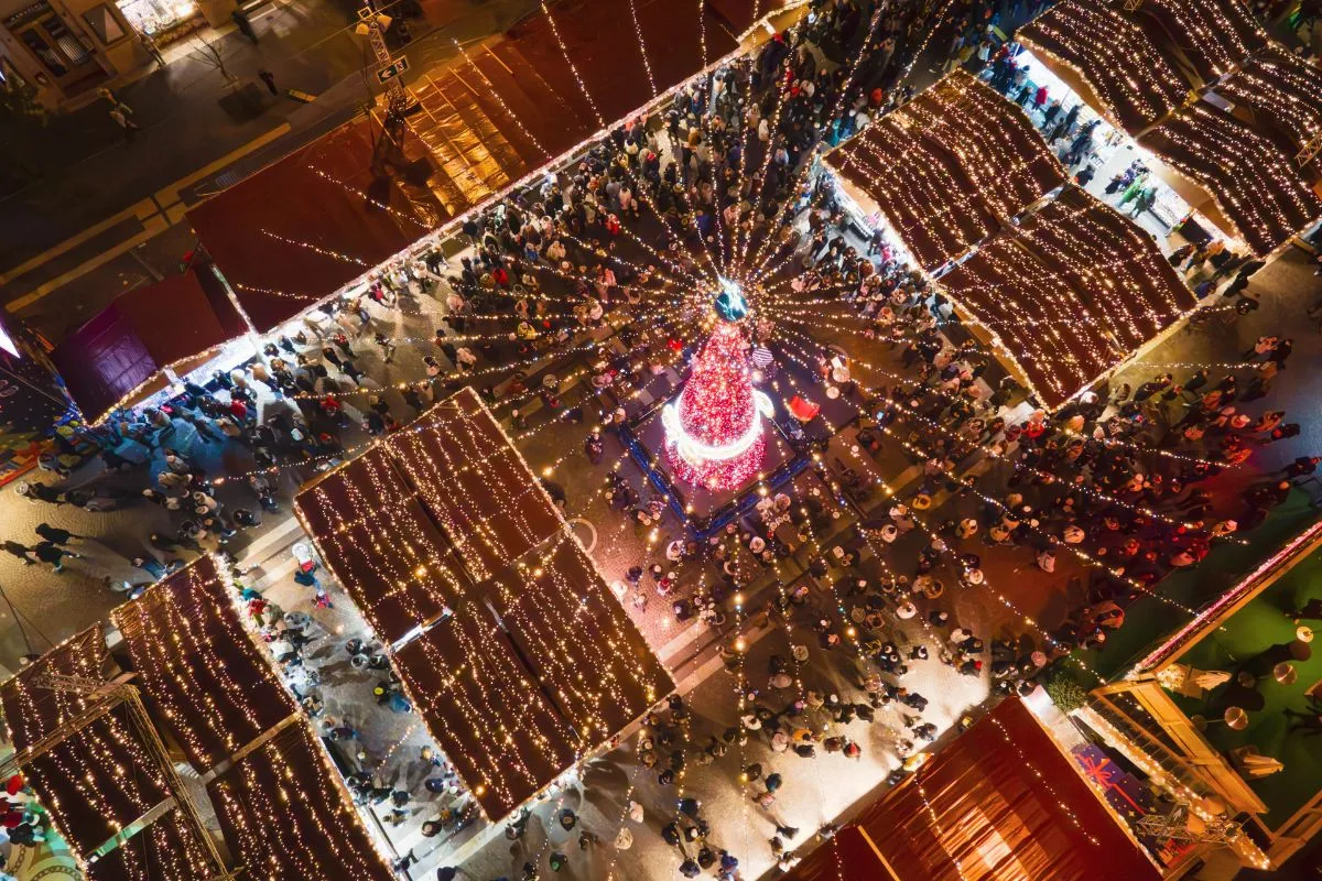 karácsonyi vásár felülnézetből