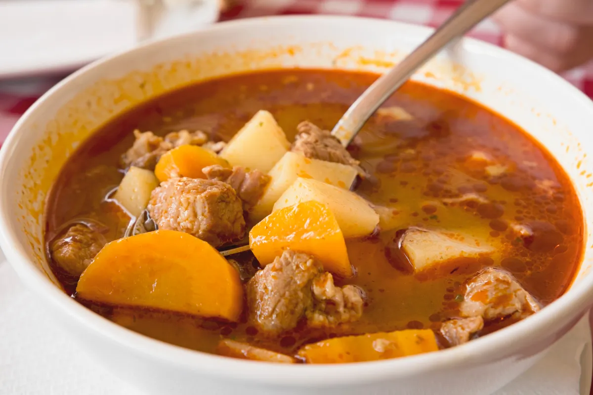 Gulyásleves házi csipetkével