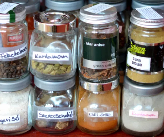 Mi és hogyan kerüljön a fűszerpolcra? Hasznos tippek nem csak kezdőknek