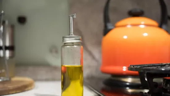 Szinte mindenki rosszul csinálja: ezért nem szabad a konyhapulton tárolni az olívaolajat!