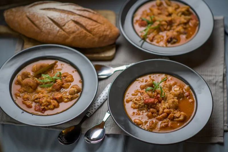 Csülkös-káposztás bableves