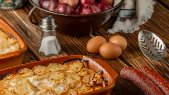 Így lesz még finomabb a rakott krumpli, ezt használd tejföl helyett