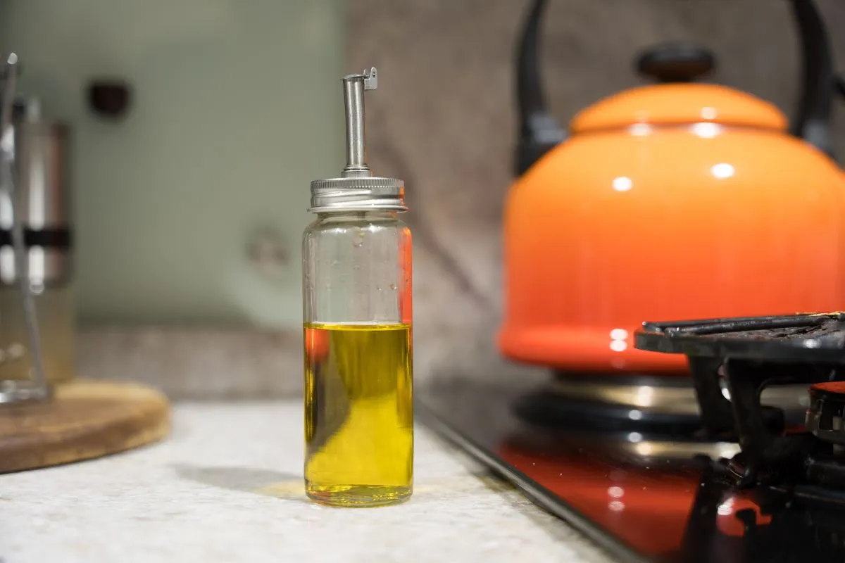 A legtöbb ember a konyhapulton tartja az olívaolajat – ez azonban nem jó szokás!