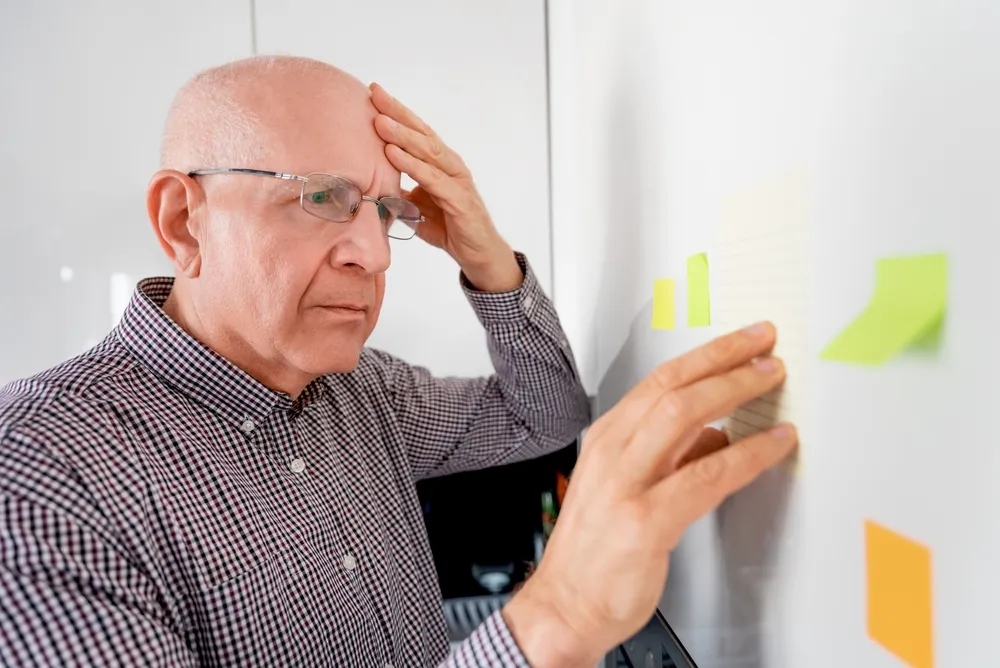 Ha úgy érezzük, hogy az emlékezetünk már nem olyan éles, mint régen, lehet, hogy nem csak az életkor a hibás. Hat ártalmatlannak tűnő mindennapi szokás komolyan károsíthatja az agyunk egészségét és felgyorsíthatja az öregedési folyamatokat