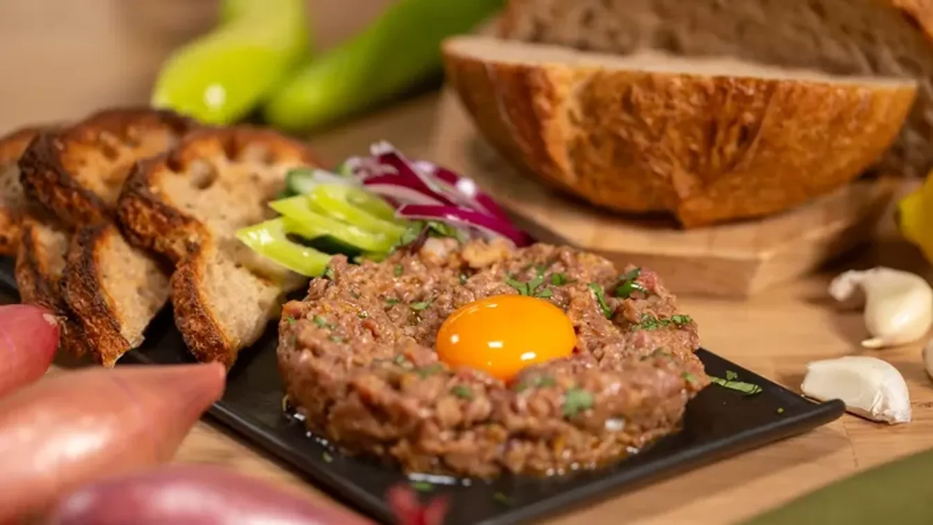A tatár beefsteak az egyszerű luxus, amitől kicsit mindenki séfnek érezheti magát