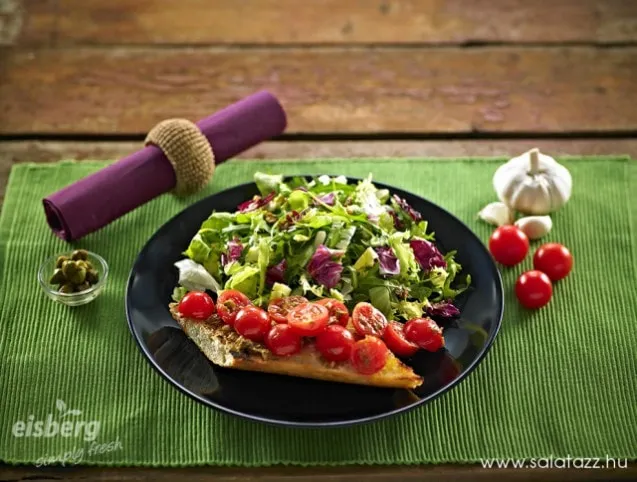 Kapribogyós-paradicsomos saláta pirított bagettel 