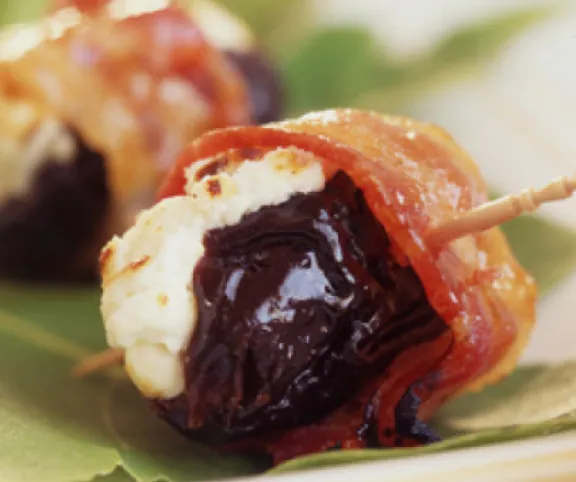 Baconbe tekert kecskesajt aszalt szilvával