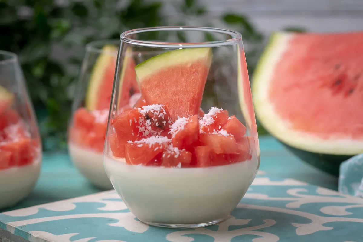 Kókuszos panna cotta görögdinnyével /Fotó: Mindmegette - Móricz István