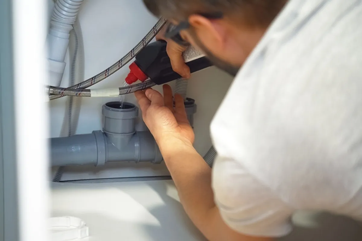 A vegyi lefolyótisztítók tönkretehetik a vízvezetékeket