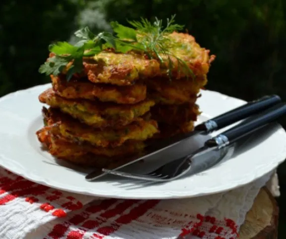 Zöldfűszeres-sajtos cukkinitócsni