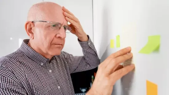 6 ártalmatlannak tűnő szokás, ami idő előtt öregíti az agyunkat