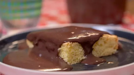 Te is imádtad? Készítsd el minden gyerek kedvencét, a menzás piskótakockát csokiöntettel!