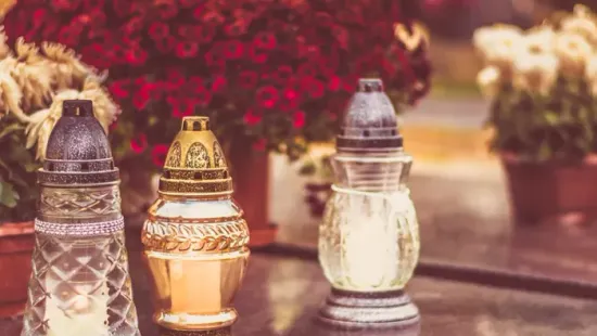 Az emlékezés fénye: te tudod, mit szimbolizálnak a halottak napi gyertyák színei?