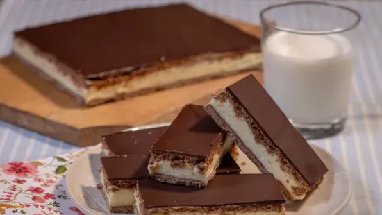 Kakaós mézes lap rejti a tejszínes krémet a házi Kinder tejszeletben